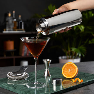 QUALITY FINISH - With its lightweight design and high shine polished finish, this professional-grade bartending tool with a built-in strainer ensures high functionality. Shake it like a professional mixologist with this shaker that can go the distance.