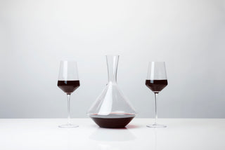LARGE 30OZ DECANTER - This decanter can hold 30oz of your favourite wine, which means no need for frequent refilling. The decanter is easy to pour too, so you can savor the experience as you pour yourself a glass of wine from premium glassware.