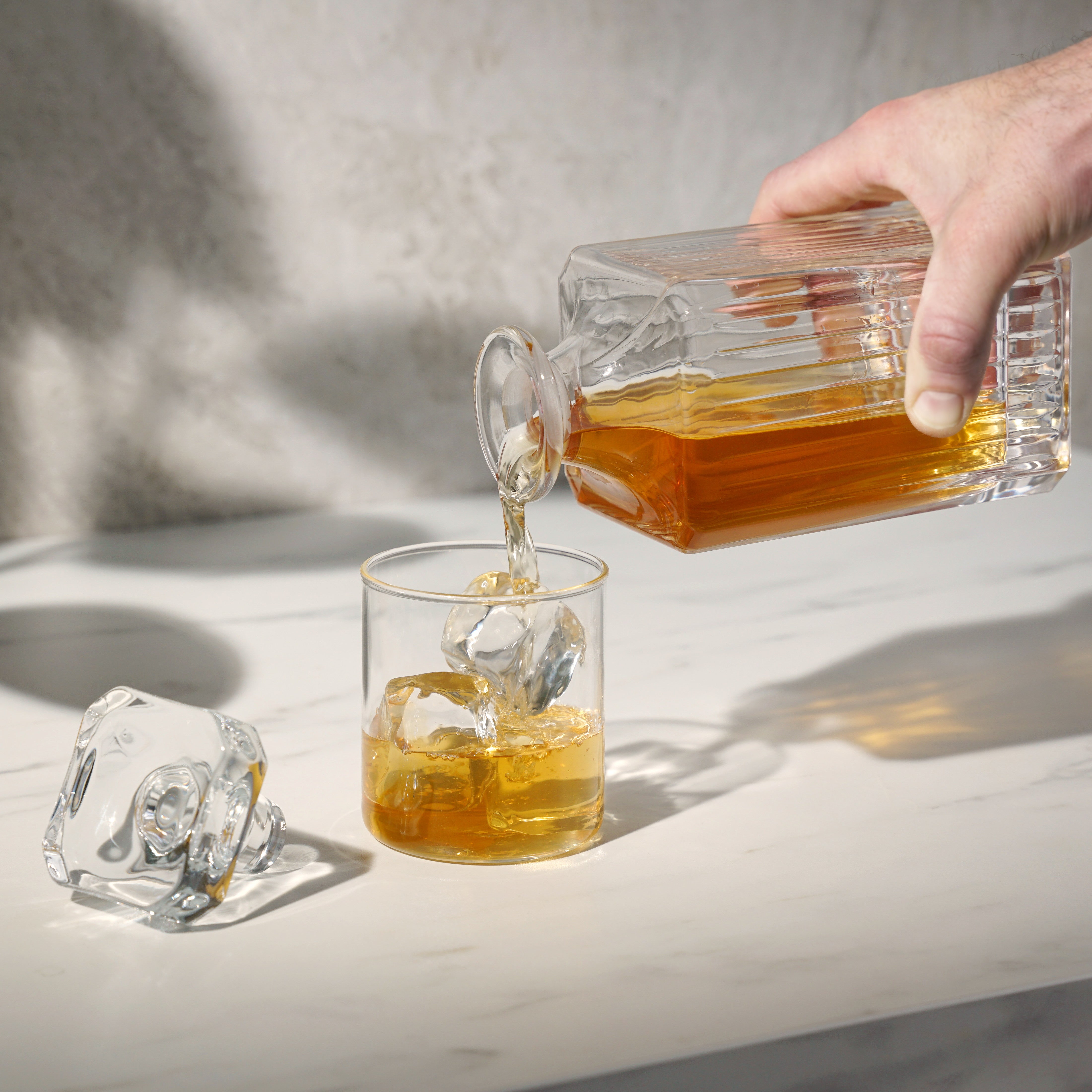 Viski Reserve Milo Crystal Liquor Decanter - Cut Crystal Carafe with  Stopper European Made Home Bar Glassware for Whiskey, Vodka, Gin, 28 Oz -  Set of 1