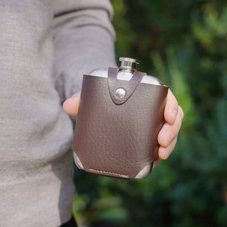 COMPACT DESIGN - This mens flask is designed to be a pocket flask, making it easy to carry around. It's a small flask that fits comfortably in your pocket, perfect for discreet sipping of your favourite liquor.