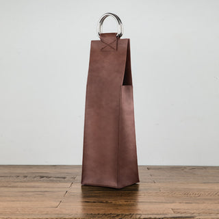 UPGRADE YOUR WINE GIFTS - When gifting a fine bottle of Pinot Noir or Sauvignon Blanc, the right wine gift bag can make all the difference. Skip the kitchy paper bags or plastic totes and go with this luxurious faux leather single bottle wine tote.