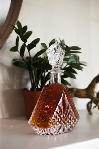 SPARKLING LEAD-FREE CRYSTAL – This beautiful lead-free crystal decanter is crafted for a high-end sipping experience. Timeless elegance and thoughtful details make this barware perfect for serving up your finest Scotch in style.