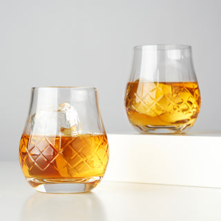 CLASSIC SPARKLING LEAD-FREE CRYSTAL – Celebrate with your favorite bourbon, rum, or rye with these beautiful tumblers. Facets send rays of light glittering into your liquor, and the heavy bottom gives these cocktail glasses that traditional feel.

