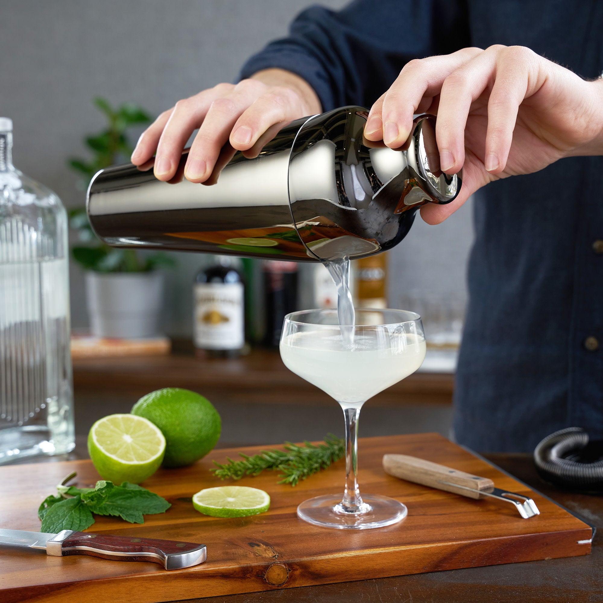 Viski Gunmetal Parisian Cocktail Shaker Black