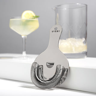 STREAMLINED STYLE - The flat handle and broad face give this strainer a sleek, minimalist look while the tightly coiled spring and twin slots make for precisely filtered cocktails. Upgrade your bar cart with this contemporary take on a barware essential.