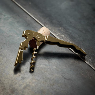 SERRATED FOIL CUTTER – This gold corkscrew comes with a sharp serrated foil cutter that removes foil in seconds. No longer are you left fumbling around while your guests wait, or wrestling with unsightly shredded foil.