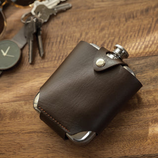 FAUX LEATHER ENCASING - The liquor flask features a faux leather case, lending it a sophisticated and masculine character. This leather adds a touch of class and makes it a perfect liquor flasks for men.