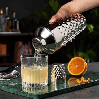 QUALITY FINISH - Crafted from hammered stainless steel, this bar tool  brings new decadence to your cocktail experience. The 25 oz capacity is perfect for batch cocktails, and the texture design minimizes the coldness in your hand.