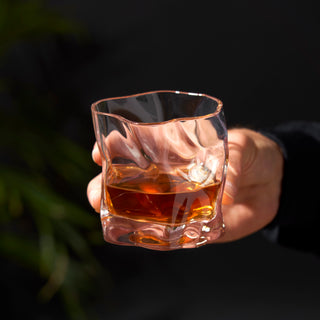 UNIQUE LOWBALL GLASSES FOR COCKTAILS AND BOURBON –This set of crystal cocktail tumblers will be your go-to old fashioned bar glasses. Plenty of room for cocktails such as a Negroni, or neat pours of rye whiskey with large craft ice cubes.