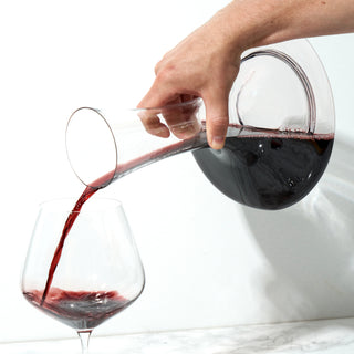 HOLDS 1 STANDARD BOTTLE– Perfect for aerating a bottle of red wine or serving a crisp white, this decanter for wine is designed to hold 1 standard 25 oz. wine bottle but has a maximum capacity of 65 oz. Decant your wine to cut down on harsh flavors.