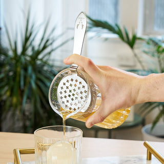 VINTAGE LOOK & QUALITY MATERIALS - Crafted from stainless steel with star-shaped perforations designed to recall antique strainers, our stylish strainer fits large and standard mixing glasses. Removable spring for deep cleaning.
