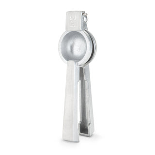STYLISH CITRUS PRESS- This monochrome citrus press elevates an ordinary lemon juicer from a boring kitchen accessory to high-quality barware. Enjoy a handheld lime squeezer that’s elegant, functional, and makes your home bar extra beautiful.